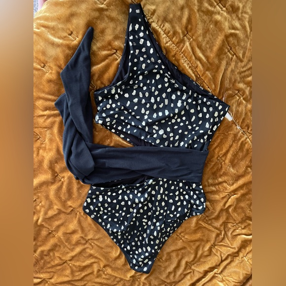 Beach Riot Claire One-Piece - Picture 6 of 6